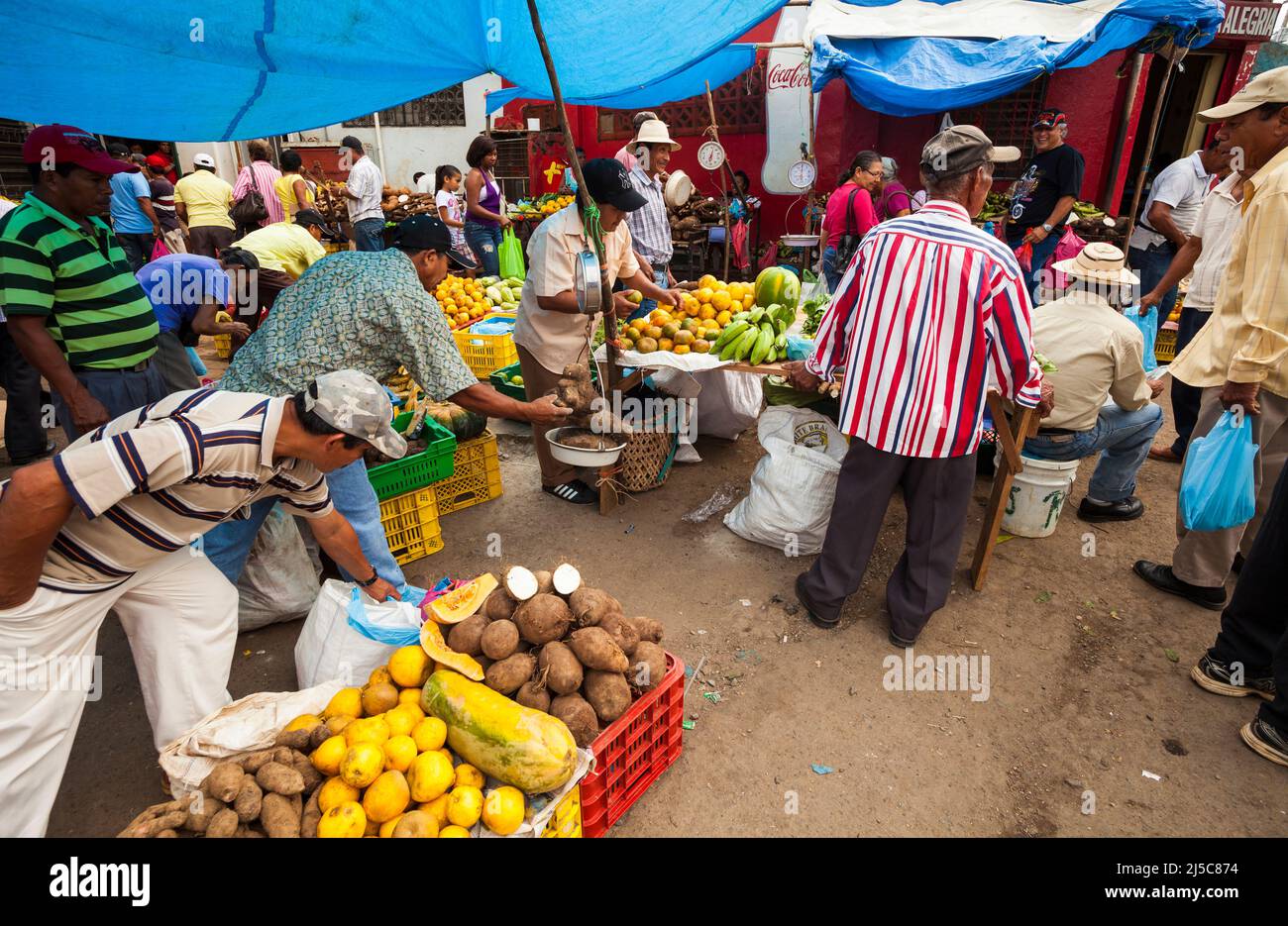 Attività frenetica nel mercato agricolo della città di Penonome, provincia Cocle, Repubblica di Panama, America Centrale. Foto Stock