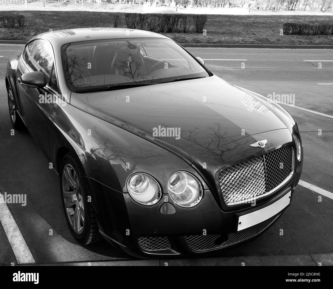 Bentley Continental GTС 2014 sport-coupé auto nera al parcheggio della città Foto Stock