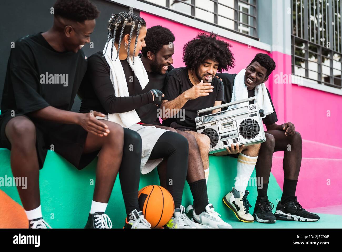 Giovani Afro americani che si divertono ad ascoltare musica con vintage boombox all'aperto - Urban Street people lifestyle Foto Stock