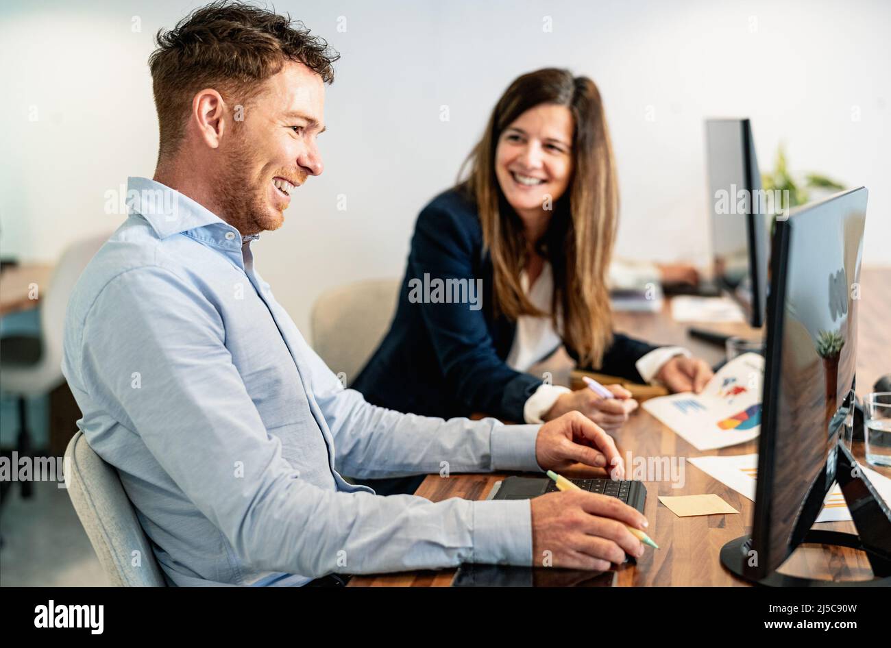 Felici i creatori di contenuti digitali che lavorano in collaborazione con lo spazio creativo Foto Stock