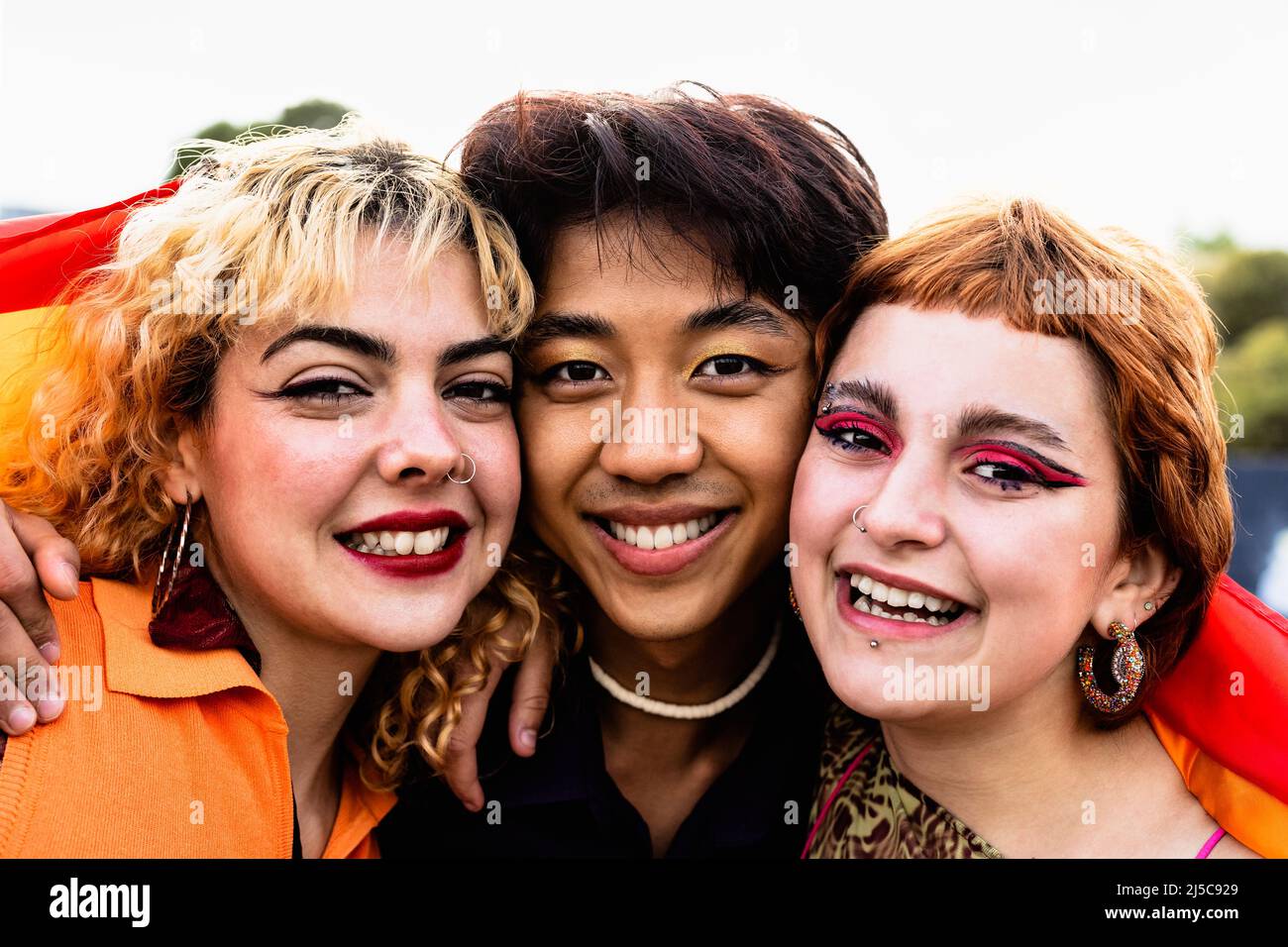 Ritratto di amici gay felici che si aggrappano insieme - LGBT e concetto di stile di vita della gente dei giovani Foto Stock