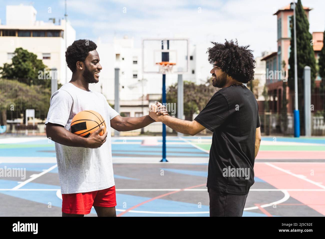Amici afroamericani che giocano a basket all'aperto - Urban sport lifestyle Concept Foto Stock