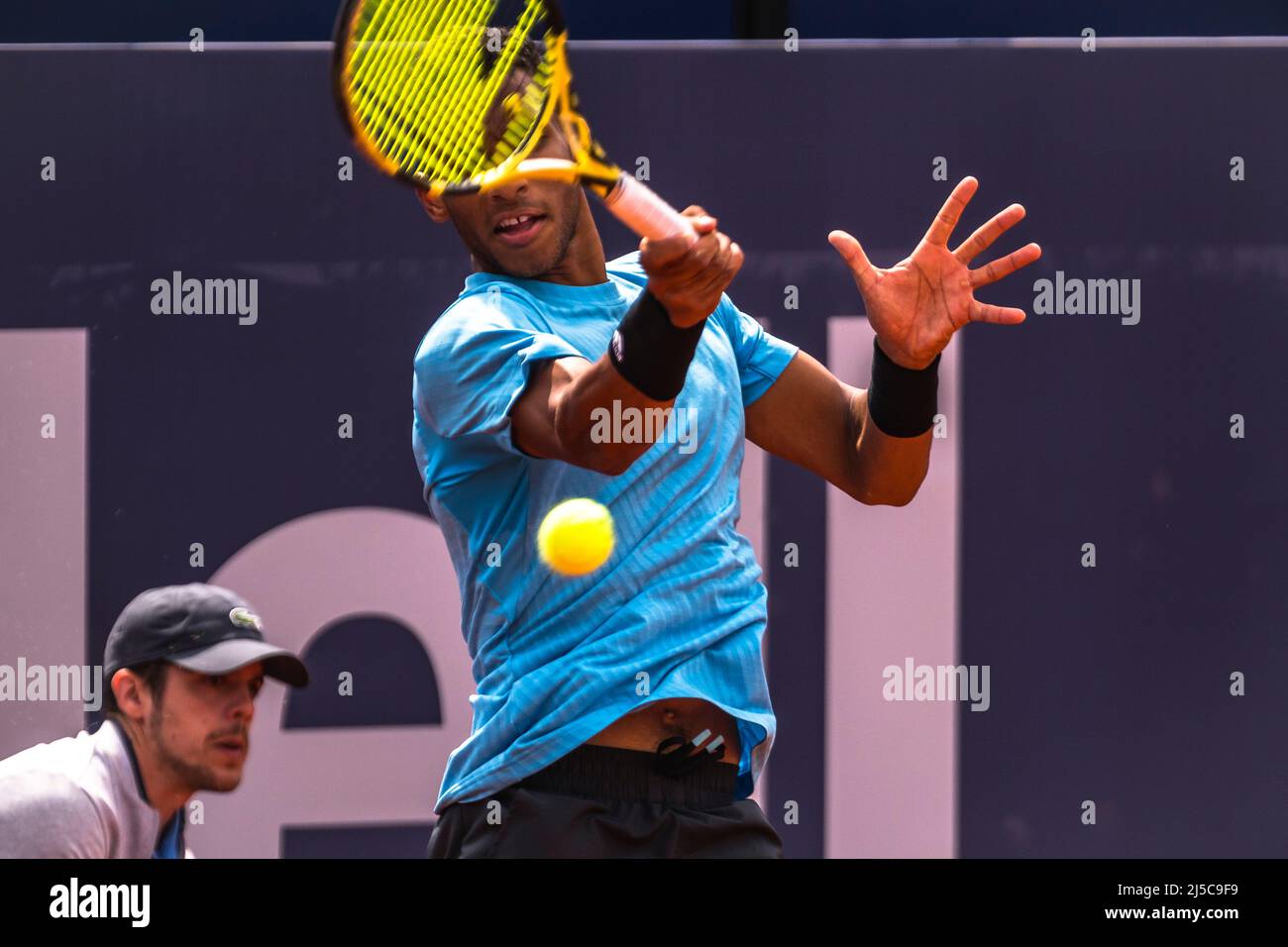 Barcellona, Spagna. 22nd Apr 2022. Barcellona, . 22 Aprile 2022: FELIX AIASSIME (CAN) restituisce la palla a Frances Tiafoe (USA) al giorno 5 del 'Barcelona Open Banc Sabadella' 2022 Credit: Matthias Oesterle/Alamy Live News Foto Stock