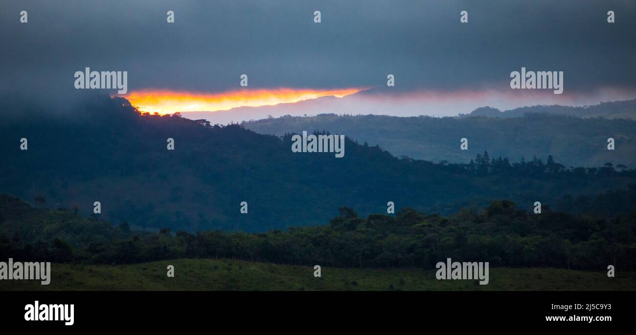 Misty tramonto a Chiguiri Arriba all'interno della provincia di Cocle, Repubblica di Panama, America Centrale. Foto Stock