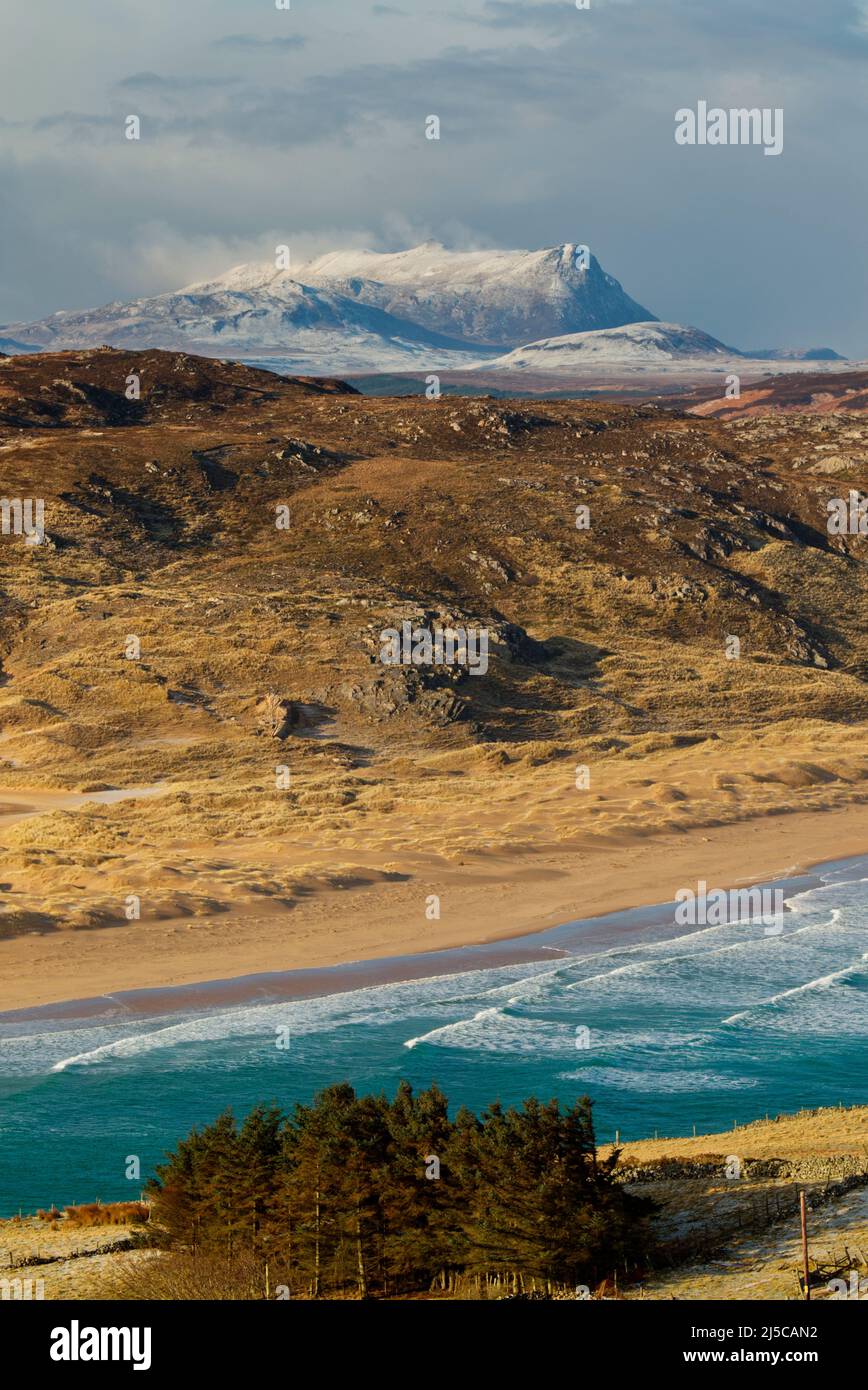 Ben leale coperto di neve e Torrisdale Beach, Sutherland Foto Stock