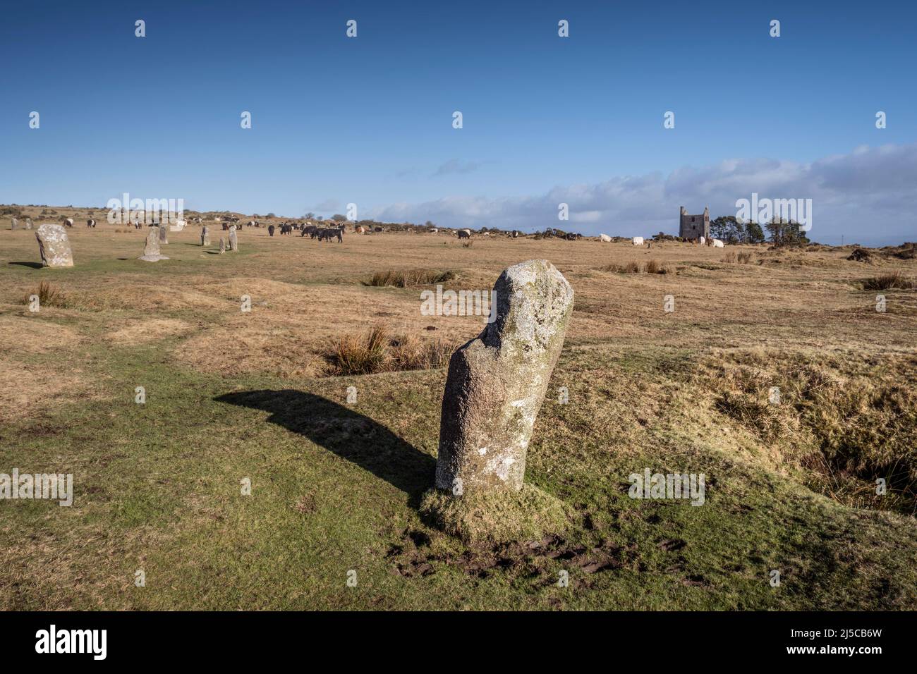 Luci del primo pomeriggio sopra il tardo Neolitico Early Bronze Age pietre in piedi gli Hurlers su Craddock moor sul robusto Bodmin Moor in Cornovaglia UK. Foto Stock