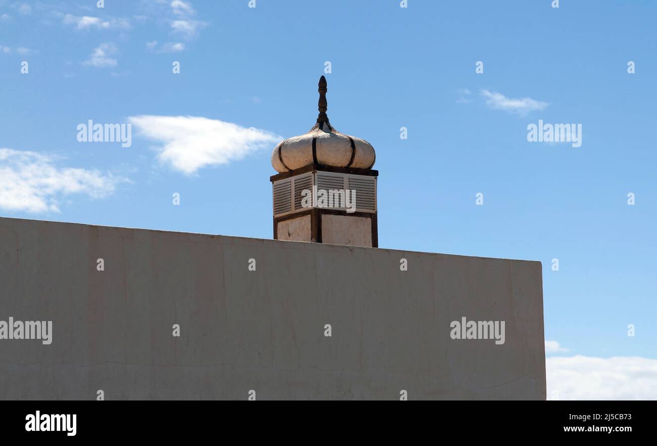 Contorno semplice. Interessante casa di forma con torretta in stile moresco vicino a Costa Teguise, Lanzarote, Isole Canarie, Spagna febbraio 2022 Foto Stock