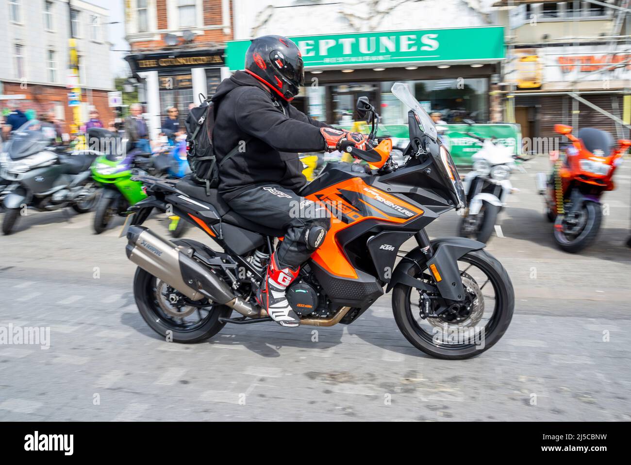 KTM 1290 Super Avventura motociclista da turismo in arrivo per il raduno motociclistico Southend Shakedown 2022 a Southend on Sea, Essex, Regno Unito Foto Stock