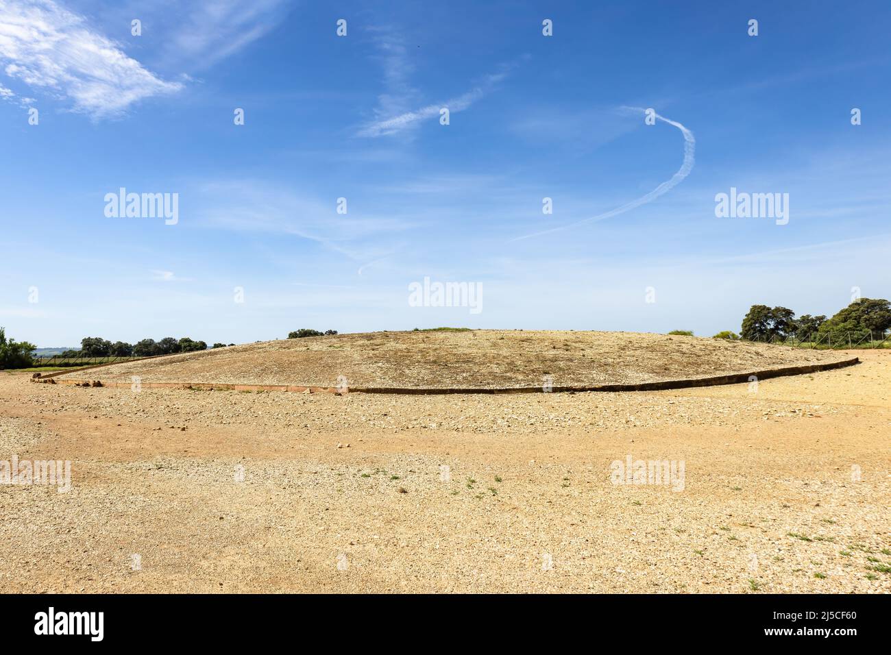 Tumulo di sepoltura del monumento megalitico di El dolmen de Soto, nel villaggio di Trigueros, provincia Huelva, Andalusia, Spagna Foto Stock