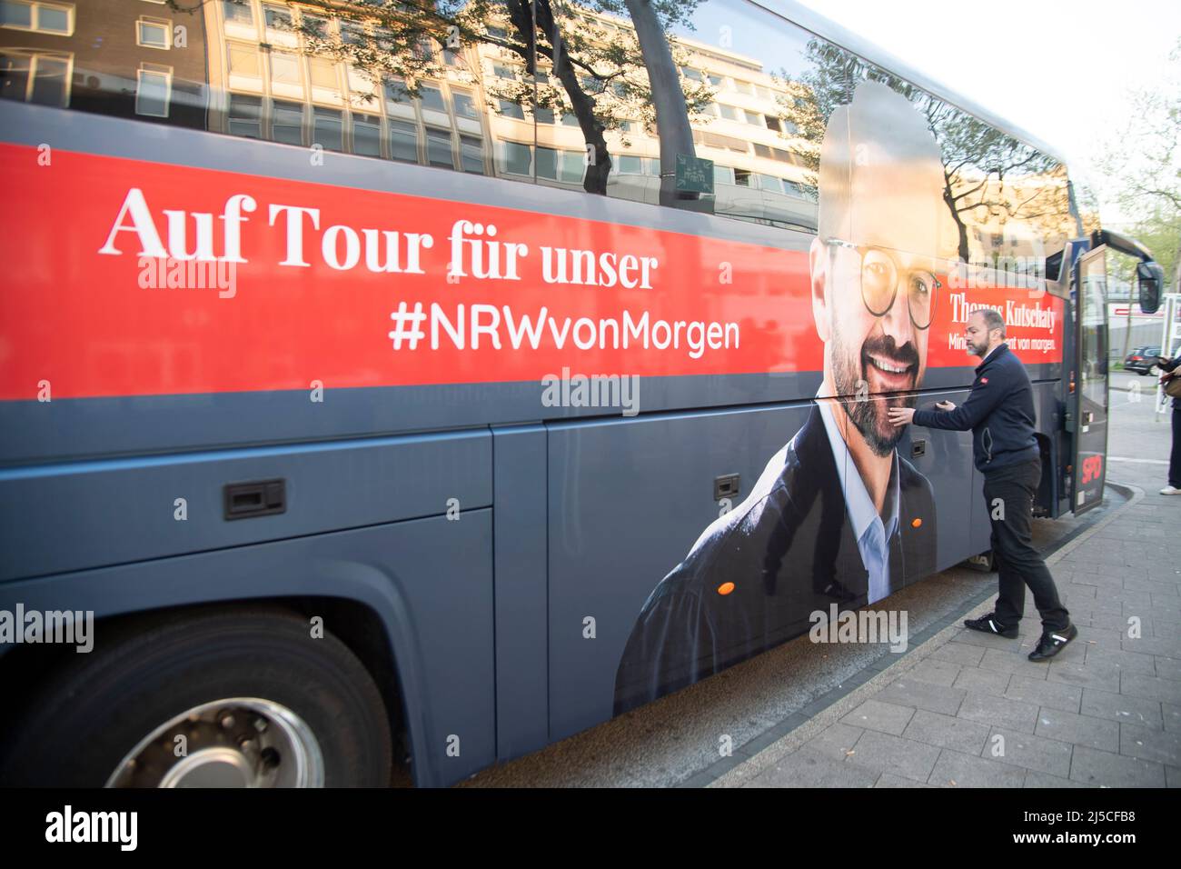 Il conducente dell'autobus chiude il bagagliaio dell'autobus della campagna il 20 aprile 2022. Â Foto Stock