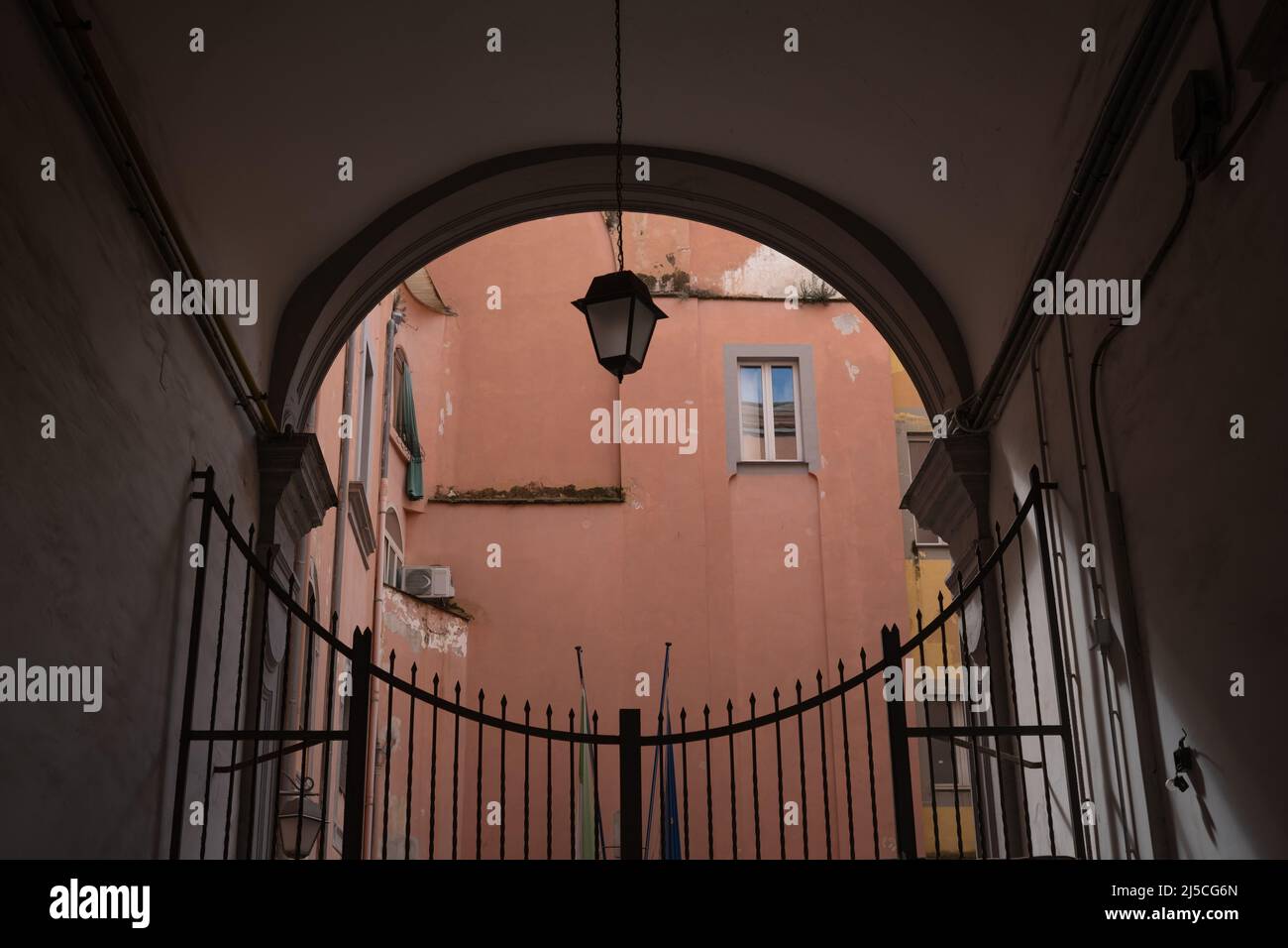 Lanterna di strada in un cortile chiuso di vecchio edificio a Napoli, Italia Foto Stock