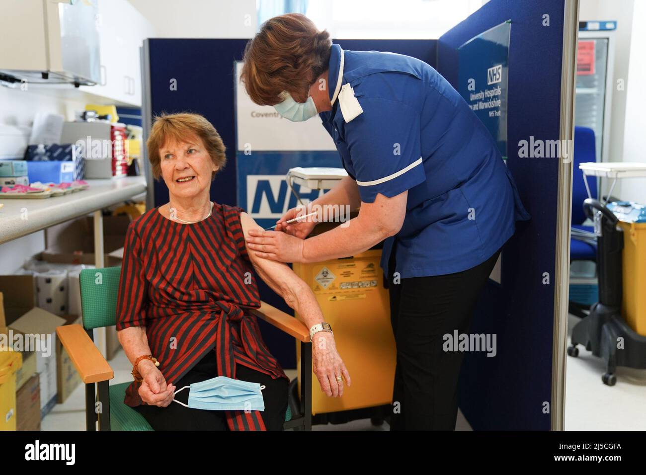 RITRASMESSO CORREGGENDO L'ETÀ DA 91 A 92 Margaret Keenan, 92, riceve la sua primavera Covid-19 booster shot all'ospedale universitario Coventry. La sig.ra Keenan, nota come Maggie, è stata la prima paziente nel Regno Unito a ricevere il vaccino Pfizer/BioNtech Covid-19. Data foto: Venerdì 22 aprile 2022. Foto Stock