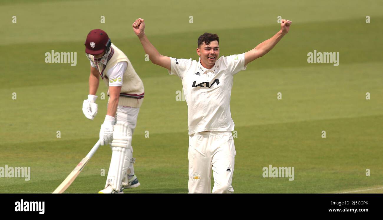 Londra, Regno Unito. 22nd Apr 2022. 22 aprile 2022. Londra, Regno Unito. James Taylor di Surrey festeggia dopo aver ricevuto il cazzo di Jack Leach mentre Surrey si prende sul Somerset nel campionato della contea al Kia Oval, giorno due. David Rowe/Alamy Live News Credit: David Rowe/Alamy Live News Foto Stock