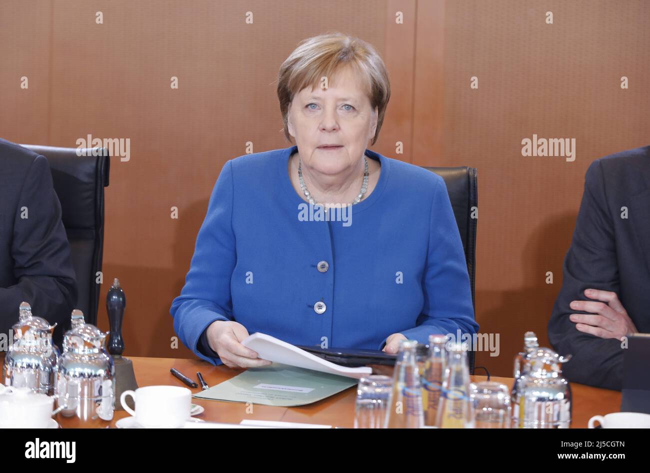 La cancelliera tedesca Angela Merkel prima dell’inizio di una riunione del gabinetto presso la Cancelleria. [traduzione automatizzata] Foto Stock