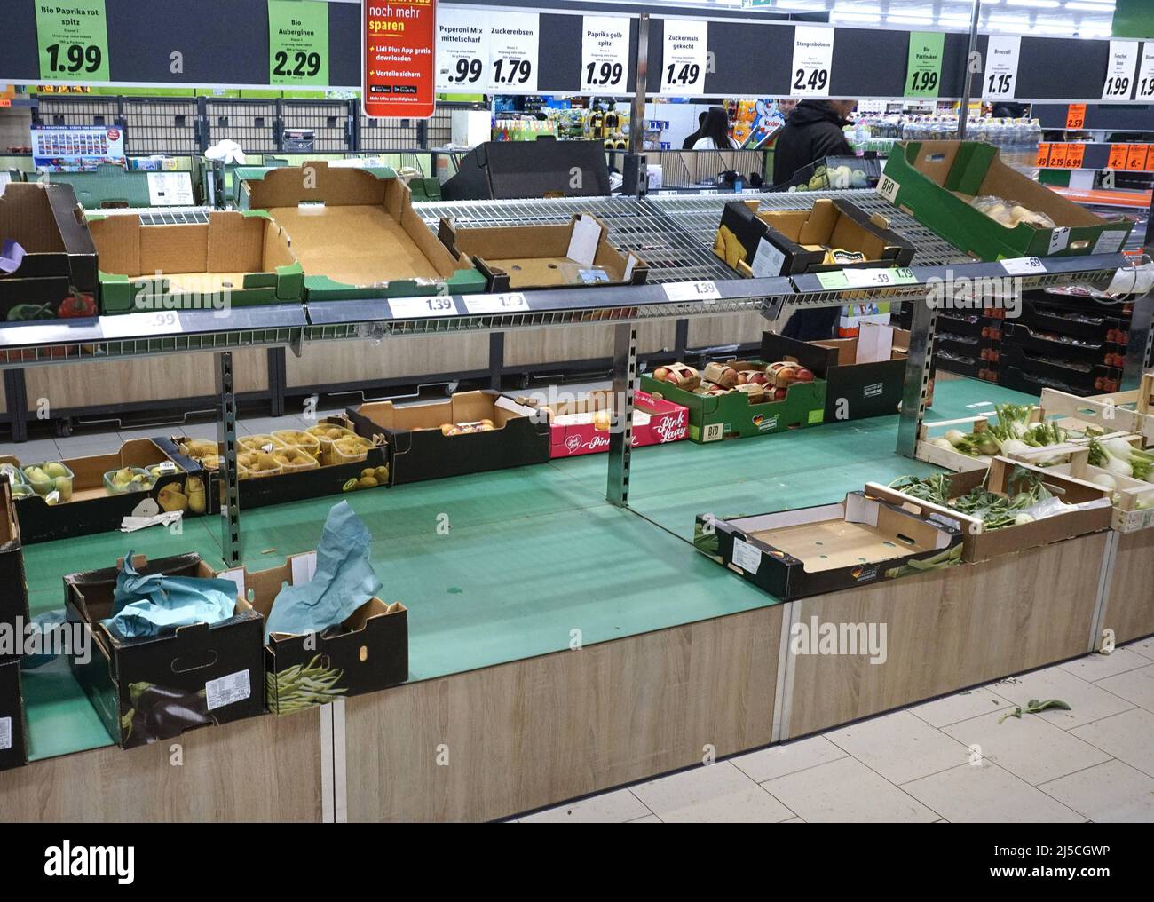 Scaffale di verdure vuoto in un supermercato di Berlino. Criceto acquisti a causa di coronavirus. [traduzione automatizzata] Foto Stock