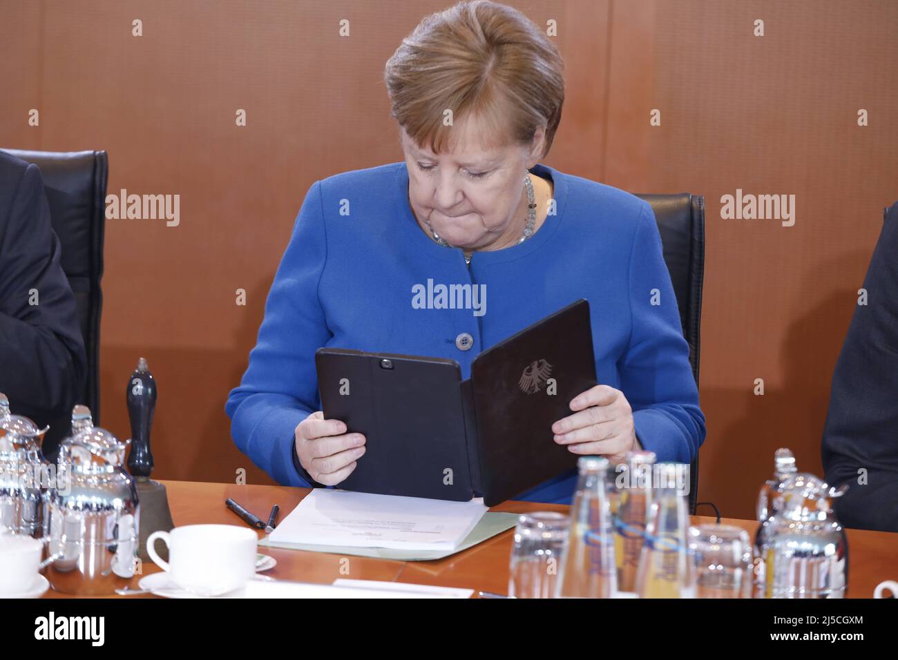 La cancelliera tedesca Angela Merke prima dell'inizio di un incontro di gabinetto con tavoletta nella Cancelleria. [traduzione automatizzata] Foto Stock