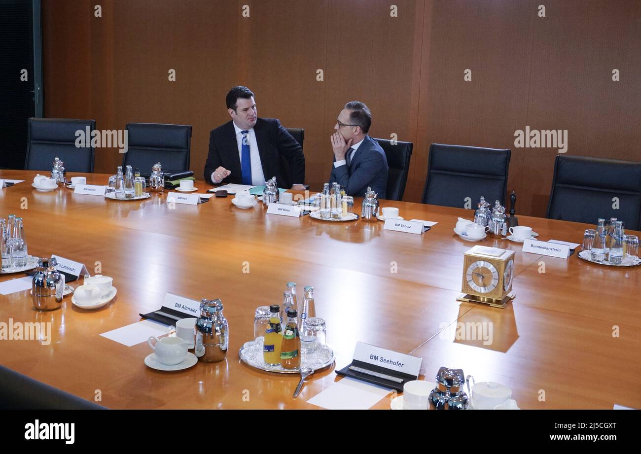 Il ministro degli Esteri tedesco Heiko Maas ha parlato con il ministro federale del lavoro e degli affari sociali Hubertus Heil prima dell'inizio di una riunione del gabinetto presso l'ufficio del Cancelliere. [traduzione automatizzata] Foto Stock