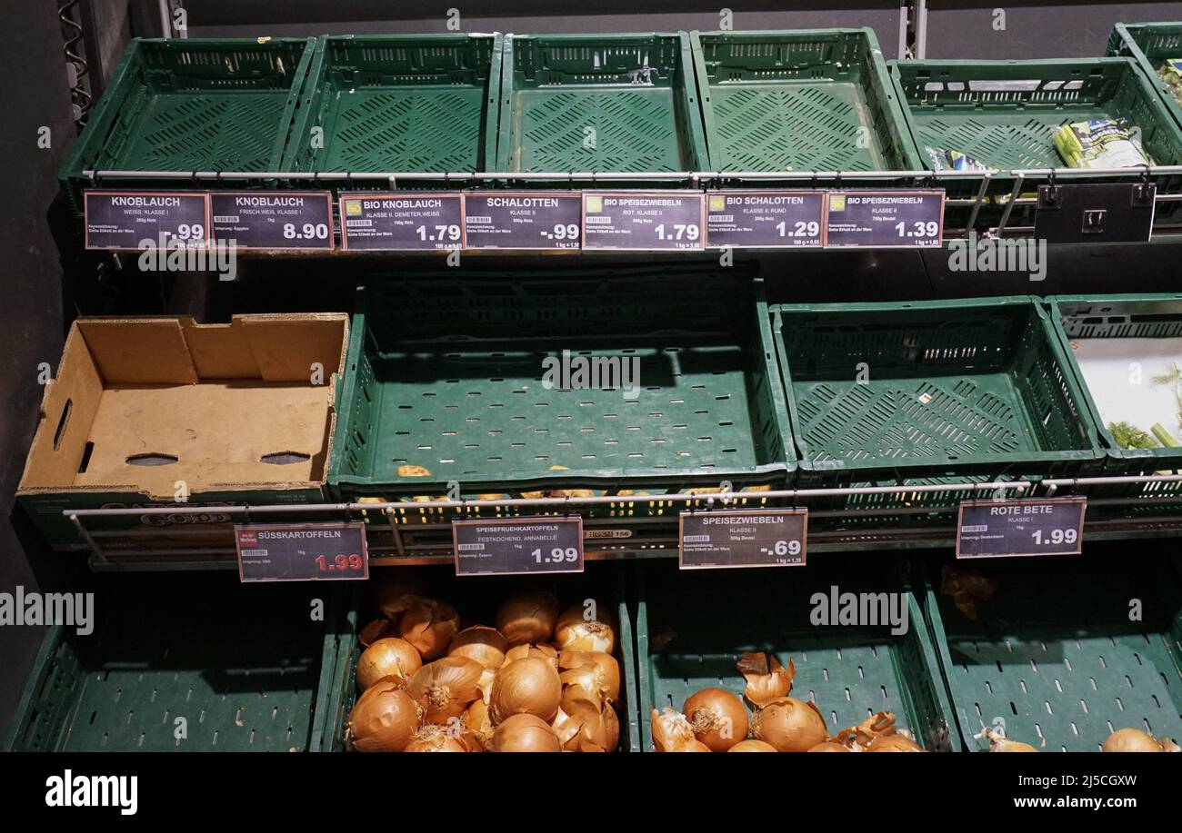 Scaffale di verdure vuoto in un supermercato di Berlino. Criceto acquisti a causa di coronavirus. [traduzione automatizzata] Foto Stock