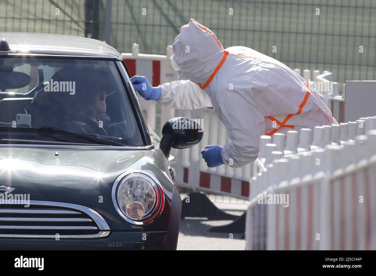 "Le persone sospettate di essere infettate dal coronavirus, possono essere sottoposte a test a Oberhausen in una sorta di "immersione". La città ha messo in funzione la stazione mobile di prova per testare più rapidamente il coronavirus. [traduzione automatizzata]' Foto Stock