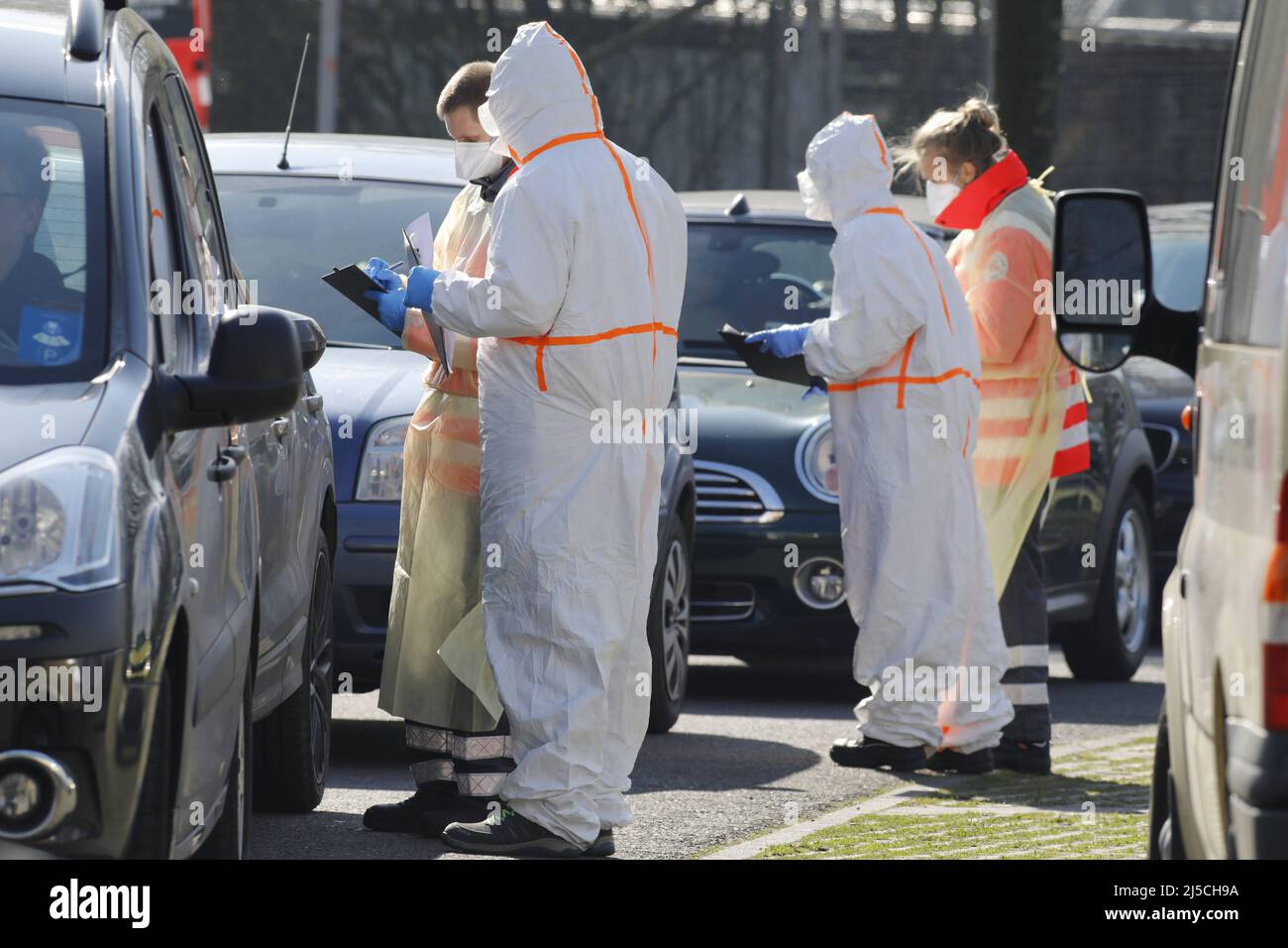 "Le persone sospettate di essere infettate dal coronavirus, possono essere sottoposte a test a Oberhausen in una sorta di "immersione". La città ha messo in funzione la stazione mobile di prova per testare più rapidamente il coronavirus. [traduzione automatizzata]' Foto Stock