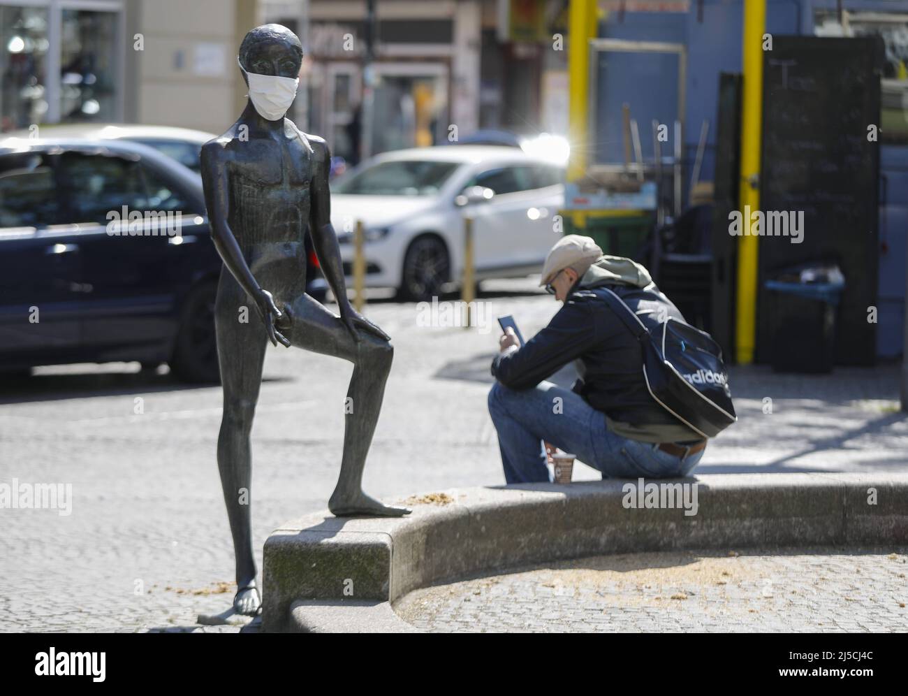 "Persone sconosciute hanno messo le guardie della bocca su una figura dell'oggetto d'arte ''Linda con Swan, Cyclops e Centaur'' a Karl-Marx-Platz a Berlino. Il divieto di contatto in vigore a causa della pandemia di Corona è stato prorogato di alcune settimane. [traduzione automatizzata]' Foto Stock