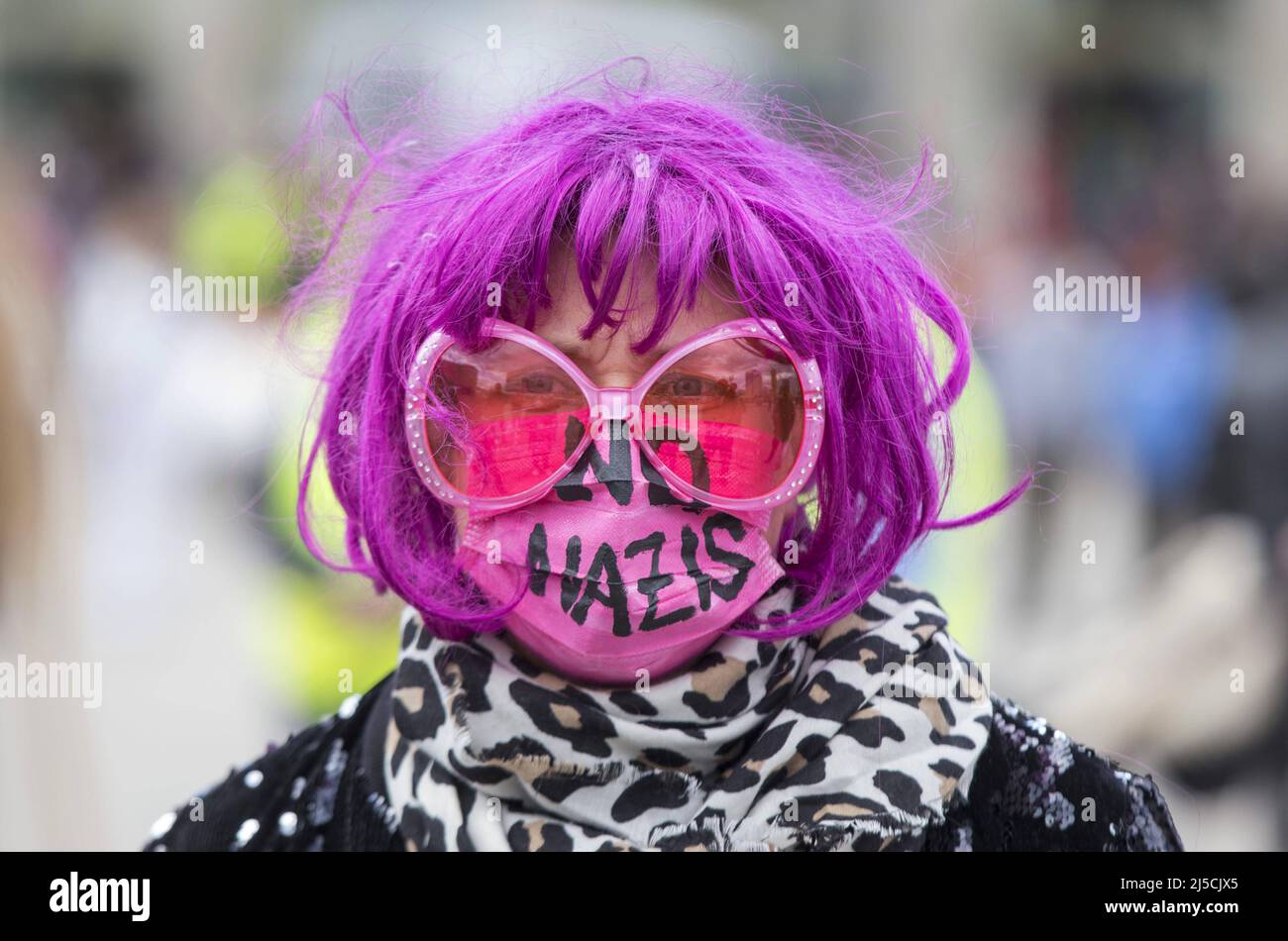 'Berlin, DEU, 16.05.20 - Donna con coloratissimo perivinkle, grandi occhiali e maschera facciale con iscrizione '' No Nazis'' ai margini della demo 'Solidarisch auch waehrend Corona ''. [traduzione automatizzata]' Foto Stock