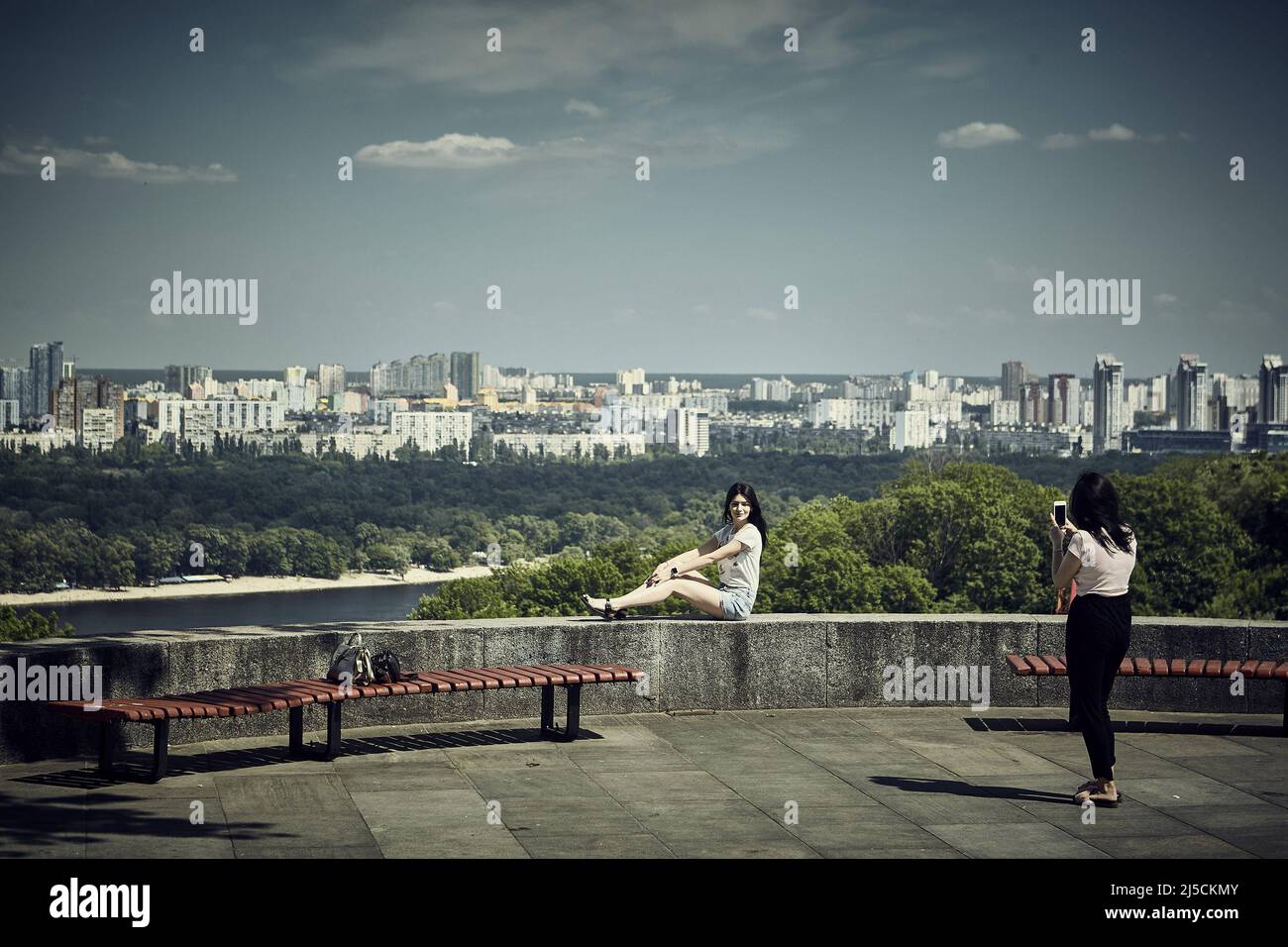 Due giovani donne scattano foto di se stessi di fronte al fiume Dnieper | due giovani donne scattano foto di se stessi di fronte al fiume Dnieper [traduzione automatica] Foto Stock