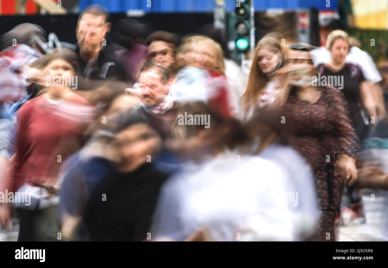 Berlino, DEU, 22.05.2020 - folla densa intorno ad Alexanderplatz. Persone con maschere. Difficile mantenere la regola della distanza. Non infettare. La Germania si sta lentamente riaprendo. Negozi, caffè, ristoranti, centri commerciali possono ora essere nuovamente aperti. [traduzione automatizzata] Foto Stock