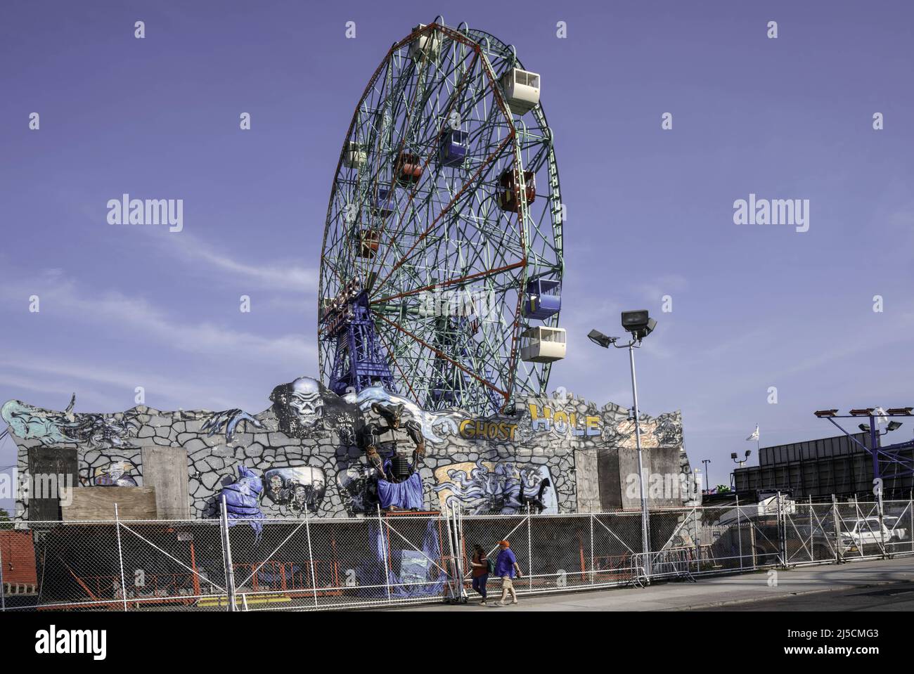 USA, Coney Island, 22 settembre 2019. Wonder Wheel (Wonder weehl) a Coney Island il 22 settembre 2019. Coney Island è un quartiere residenziale di Brooklyn che si trasforma in un quartiere del divertimento e del divertimento ogni estate. [traduzione automatizzata] Foto Stock