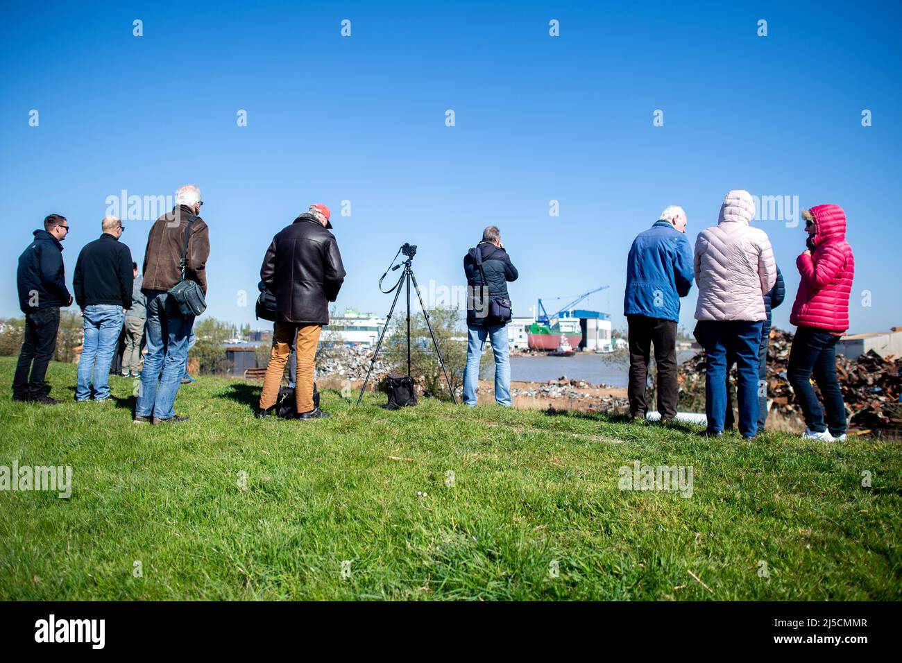 Leer, Germania. 22nd Apr 2022. Numerosi spettatori si trovano sulla diga per assistere al lancio laterale della portarinfuse "Nordic Crystal" presso il cantiere Ferus Smit. La nave fu costruita dal cantiere per il gruppo svedese Thun, è lunga circa 100 metri e larga 13,35 metri. Credit: Hauke-Christian Dittrich/dpa/Alamy Live News Foto Stock