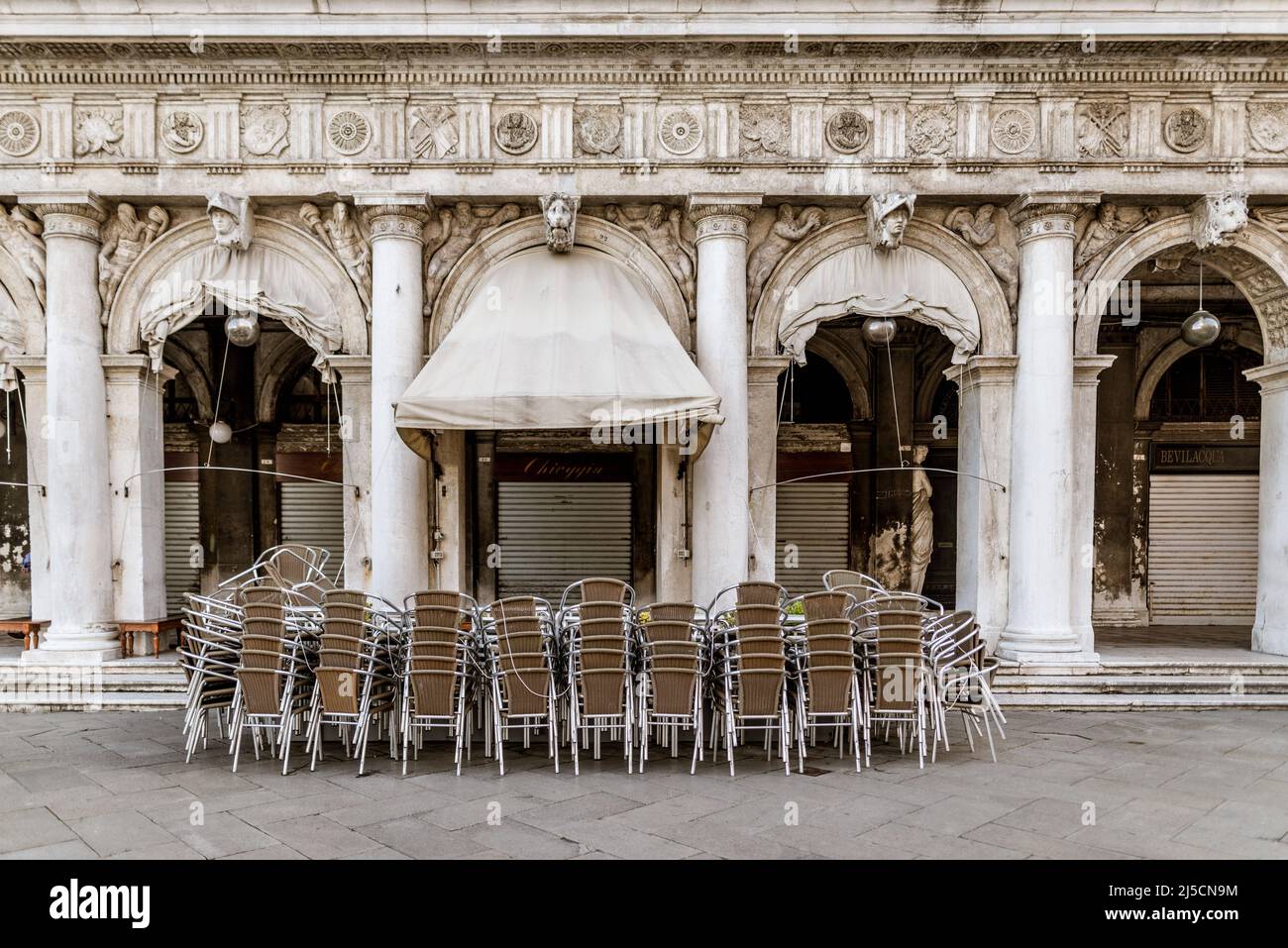 Caffetteria chiusa in Piazza San Marco a Venezia. Dopo la fine dei courfews, pochi turisti si perdono a Venezia. Molti negozi e ristoranti sono quindi chiusi. [traduzione automatizzata] Foto Stock