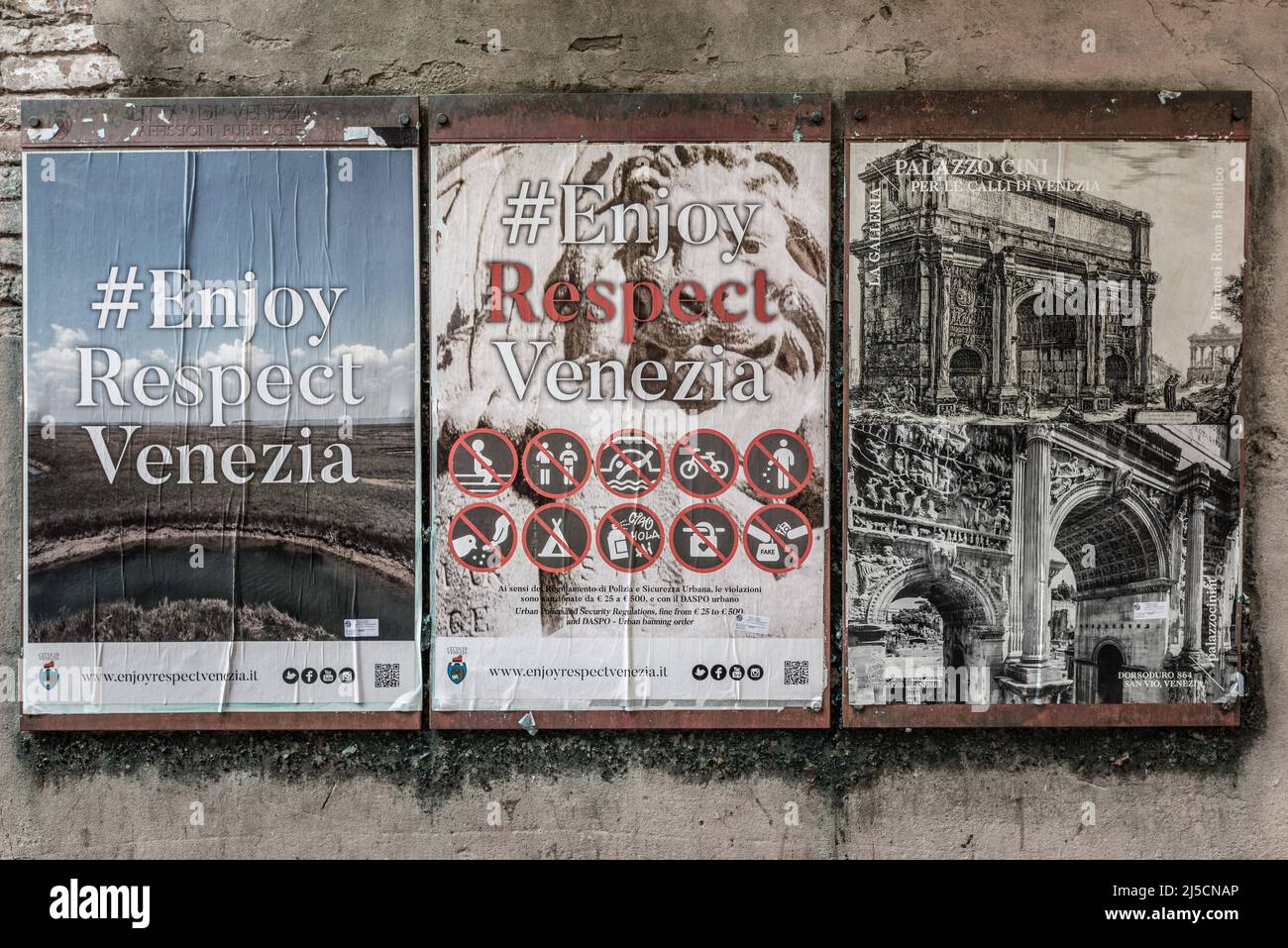 I manifesti informano i turisti sulle regole di condotta nel centro storico di Venezia. [traduzione automatizzata] Foto Stock