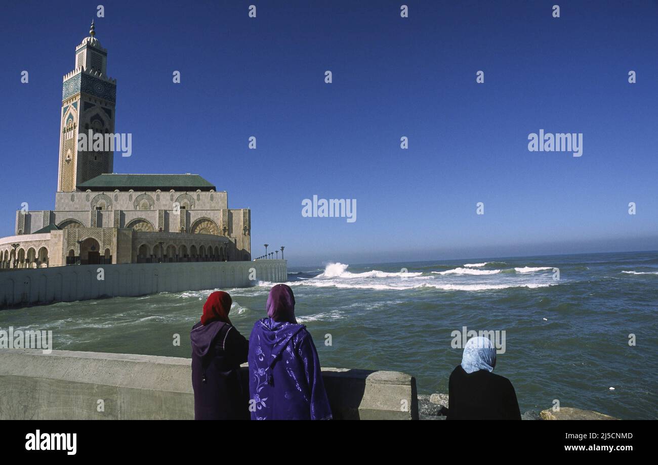 07.11.2010, Casablanca, Marocco, Africa - donne velate sulla riva di fronte alla moschea di Hassan II, la seconda moschea più grande in Africa. [traduzione automatizzata] Foto Stock