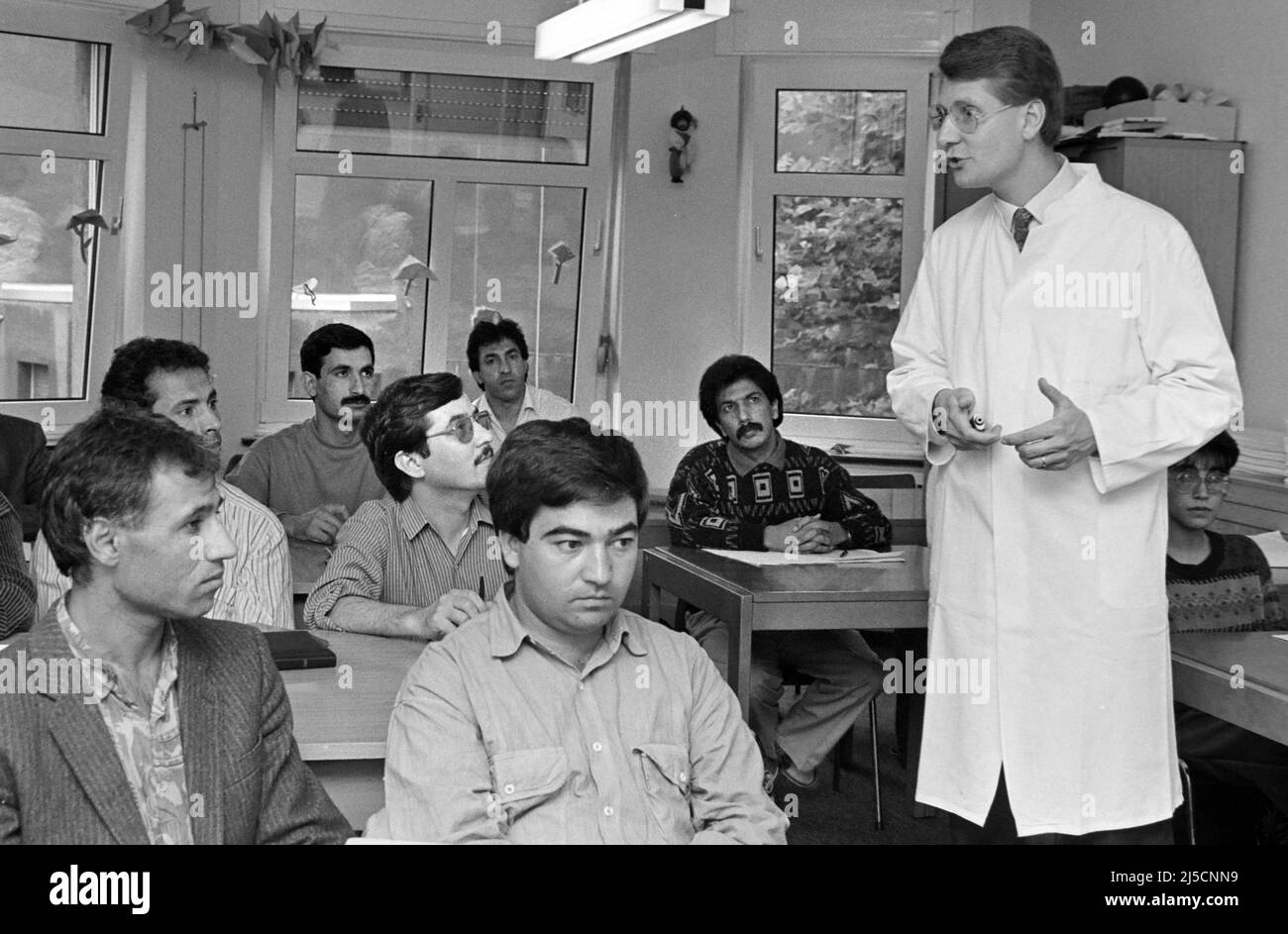 Bochum, DEU, 08/20/1991 - i medici afghani che sono venuti in Germania come rifugiati e hanno chiesto asilo ricevono una formazione avanzata in chirurgia presso un ospedale di Bochum. [traduzione automatizzata] Foto Stock