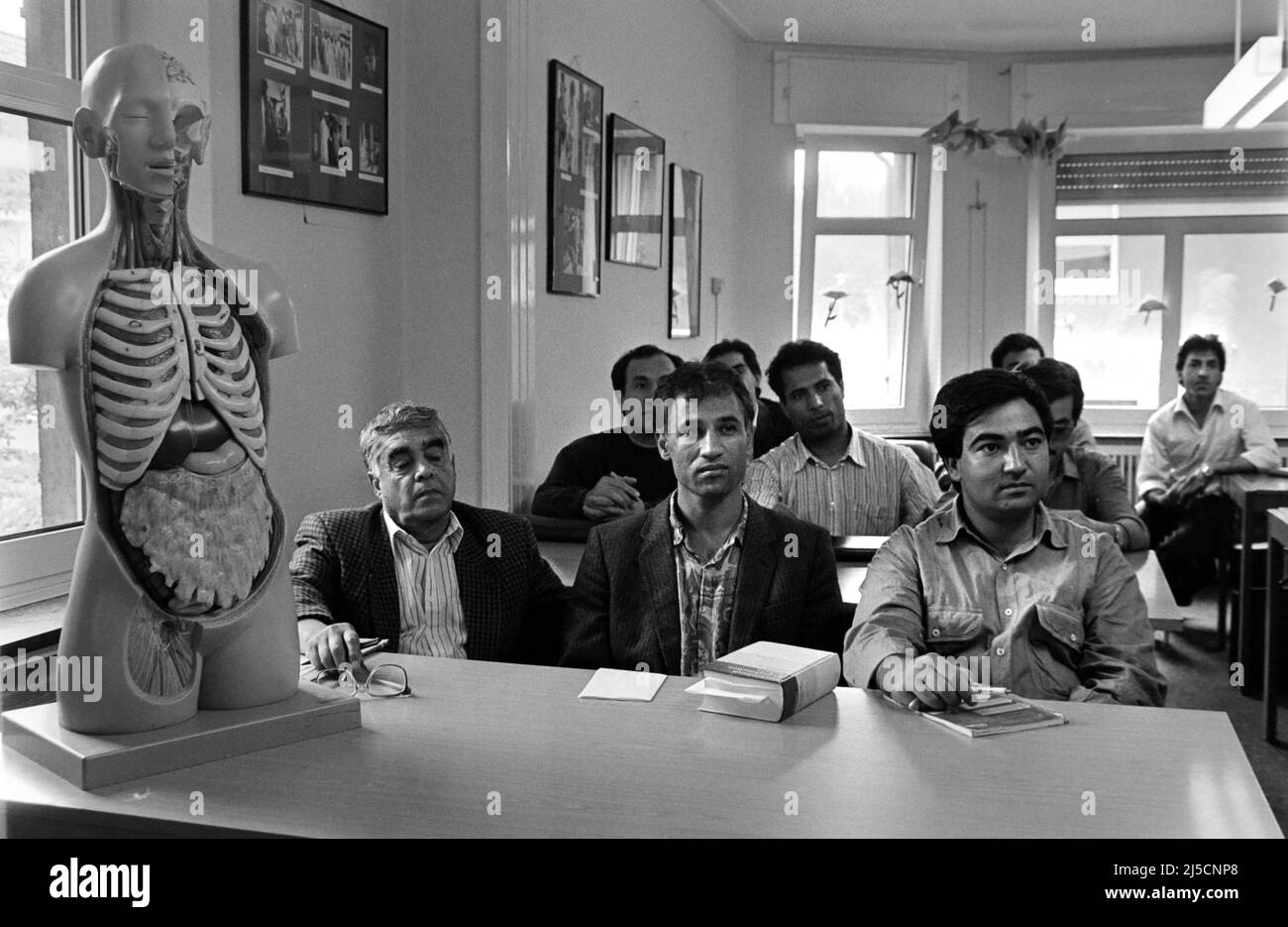 Bochum, DEU, 08/20/1991 - i medici afghani che sono venuti in Germania come rifugiati e hanno chiesto asilo ricevono una formazione avanzata in chirurgia presso un ospedale di Bochum. [traduzione automatizzata] Foto Stock