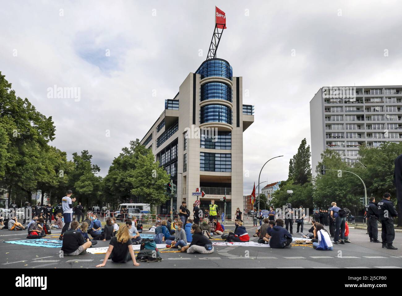 Berlino, DEU, 01.07.2020 - gli attivisti ambientali della ribellione dell'estinzione e di Ende Gelaende stanno manifestando contro la legge sul carbone con un blocco presso la sede del partito SPD. Secondo la decisione del governo, la Germania intende eliminare gradualmente la produzione di energia dannosa per il clima dal carbone duro e dalla lignite entro il 2038. Secondo gli attivisti ambientali, la Germania non sarà più in grado di raggiungere gli obiettivi climatici di Parigi. Secondo la Rebellion di estinzione, una riduzione tempestiva delle emissioni del CO2 non è più possibile a causa della legge sul carbone. [traduzione automatizzata] Foto Stock
