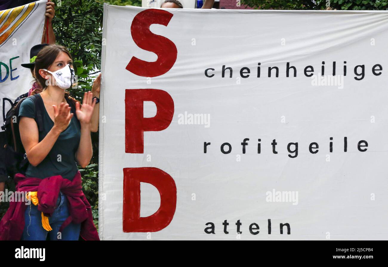 Berlino, DEU, 01.07.2020 - gli attivisti ambientali della ribellione dell'estinzione e di Ende Gelaende stanno manifestando contro la legge sul carbone con un blocco presso la sede del partito SPD. Secondo la decisione del governo, la Germania intende eliminare gradualmente la produzione di energia dannosa per il clima dal carbone duro e dalla lignite entro il 2038. Secondo gli attivisti ambientali, la Germania non sarà più in grado di raggiungere gli obiettivi climatici di Parigi. Secondo la Rebellion di estinzione, una riduzione tempestiva delle emissioni del CO2 non è più possibile a causa della legge sul carbone. [traduzione automatizzata] Foto Stock