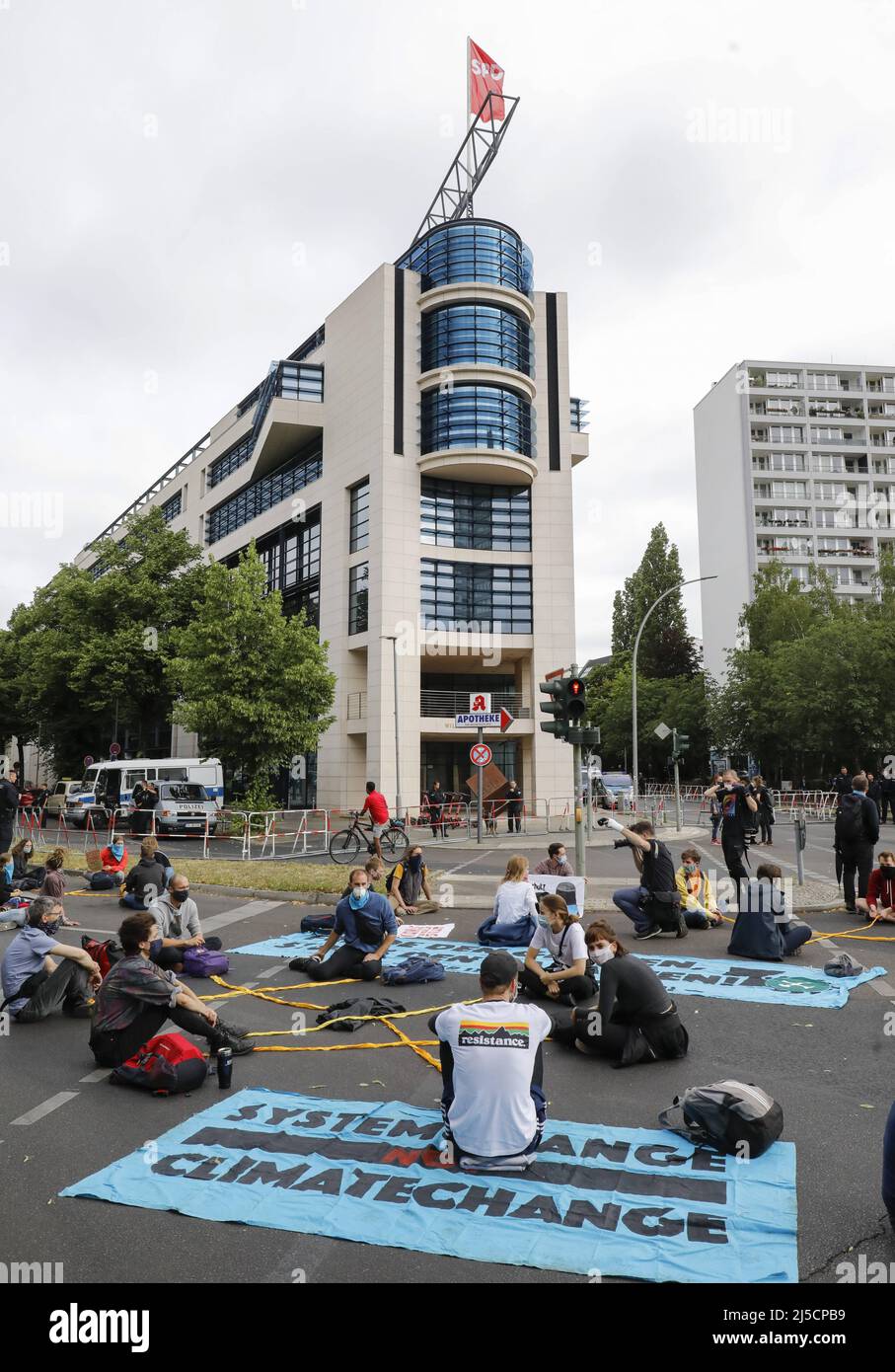 Berlino, DEU, 01.07.2020 - gli attivisti ambientali della ribellione dell'estinzione e di Ende Gelaende stanno manifestando contro la legge sul carbone con un blocco presso la sede del partito SPD. Secondo la decisione del governo, la Germania intende eliminare gradualmente la produzione di energia dannosa per il clima dal carbone duro e dalla lignite entro il 2038. Secondo gli attivisti ambientali, la Germania non sarà più in grado di raggiungere gli obiettivi climatici di Parigi. Secondo la Rebellion di estinzione, una riduzione tempestiva delle emissioni del CO2 non è più possibile a causa della legge sul carbone. [traduzione automatizzata] Foto Stock
