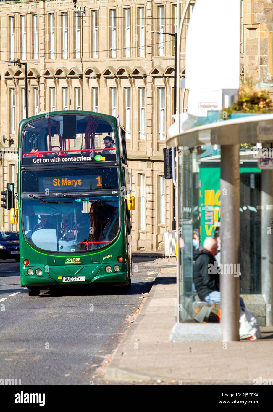 Dundee, Tayside, Scozia, Regno Unito. 22nd aprile 2022. Xplore Dundee: Xplore Dundee è una compagnia di autobus privata con sede a Dundee, Scozia, che opera principalmente all'interno di City. Xplore ha già annullato un certo numero di servizi nelle ultime settimane a causa di problemi di personale, condizioni di lavoro scadenti, salari bassi, e un servizio pubblico complessivamente scarso a Dundee. I servizi della città hanno meno rotte e le tariffe sono aumentate a £4 per un salvaschermo adulto. Xplore è più interessato a fare un profitto che con il benessere dei suoi residenti. Credit: Dundee Photographics/Alamy Live News Foto Stock