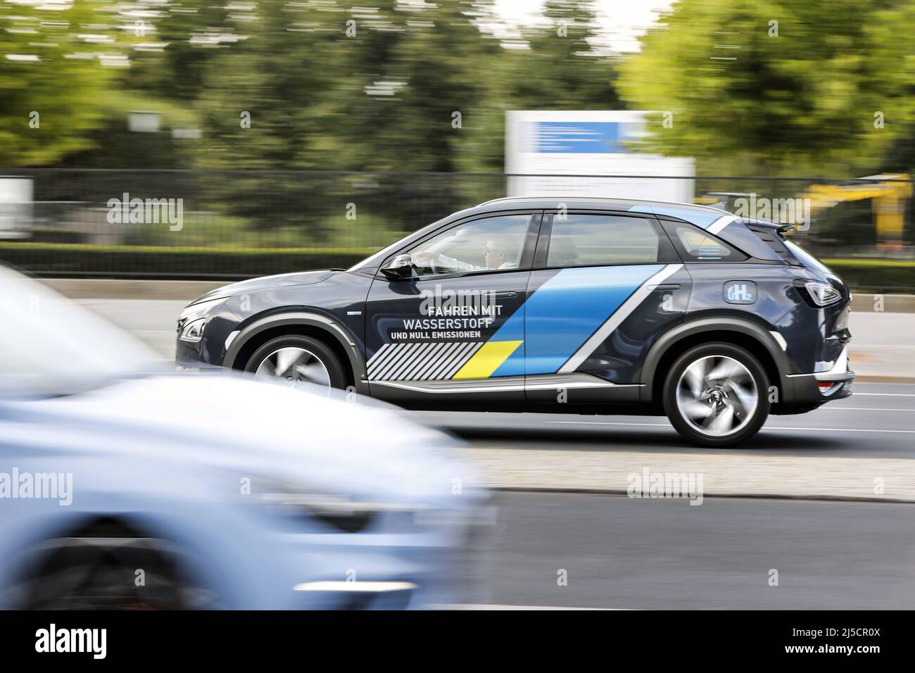 Berlino, DEU, 08/18/2020 - Hyundai NEXO, un veicolo a celle a combustibile su strada. Air liquide, Daimler, Linde, OMV, Shell e TOTAL hanno Unito le loro forze nel H2 ALLA MOBILITÀ per creare una rete di stazioni di rifornimento di idrogeno in Germania. [traduzione automatizzata] Foto Stock