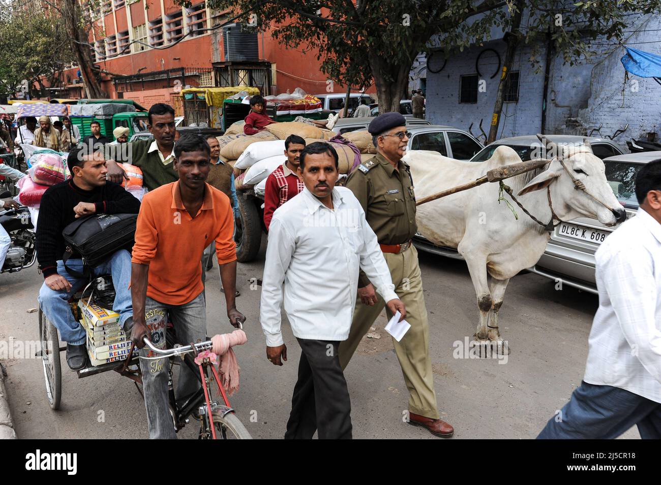 28.02.2011, Delhi, India, Asia - vivace attività e folle durante l'ora di punta su una strada trafficata vicino alla stazione ferroviaria di Nuova Delhi nel centro della capitale indiana. [traduzione automatizzata] Foto Stock