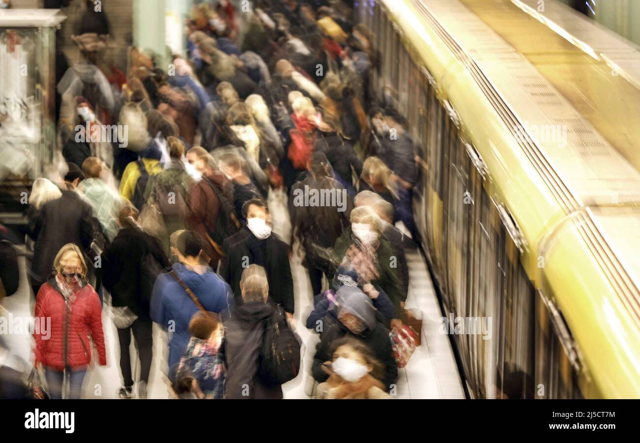 Berlino, DEU,19.10.2020 - Stazione U Berlino Alexanderplatz, passeggeri con maschere. Il numero di infezioni da corona in Germania è di nuovo in aumento. [traduzione automatizzata] Foto Stock