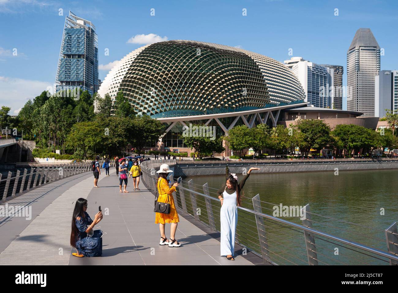 '25.10.2020, Singapore, Repubblica di Singapore, Asia - una vista dal Ponte Jubilee dello skyline del centro con grattacieli e i teatri Esplanade in primo piano. L'Esplanade (teatri sulla Baia) è un centro culturale sul Fiume Singapore in Marina Bay. I pannelli in alluminio della conchiglia danno all'Esplanade la sua forma speciale, che a sua volta ha portato al suo soprannome 'Durian'. [traduzione automatizzata]' Foto Stock