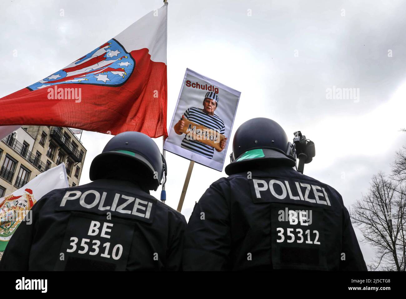 Berlino, DEU, 18.04.2020 - Poster mostra il Cancelliere Merkel a Straeflingskleidung. Per la seconda volta, migliaia di negazionisti di Corona si dimostrano contrari alle restrizioni della pandemia. La polizia ha rotto la dimostrazione per non rispettare la regola di distanza e non indossare la protezione della bocca e del naso. La polizia ha usato cannoni d'acqua. [traduzione automatizzata] Foto Stock