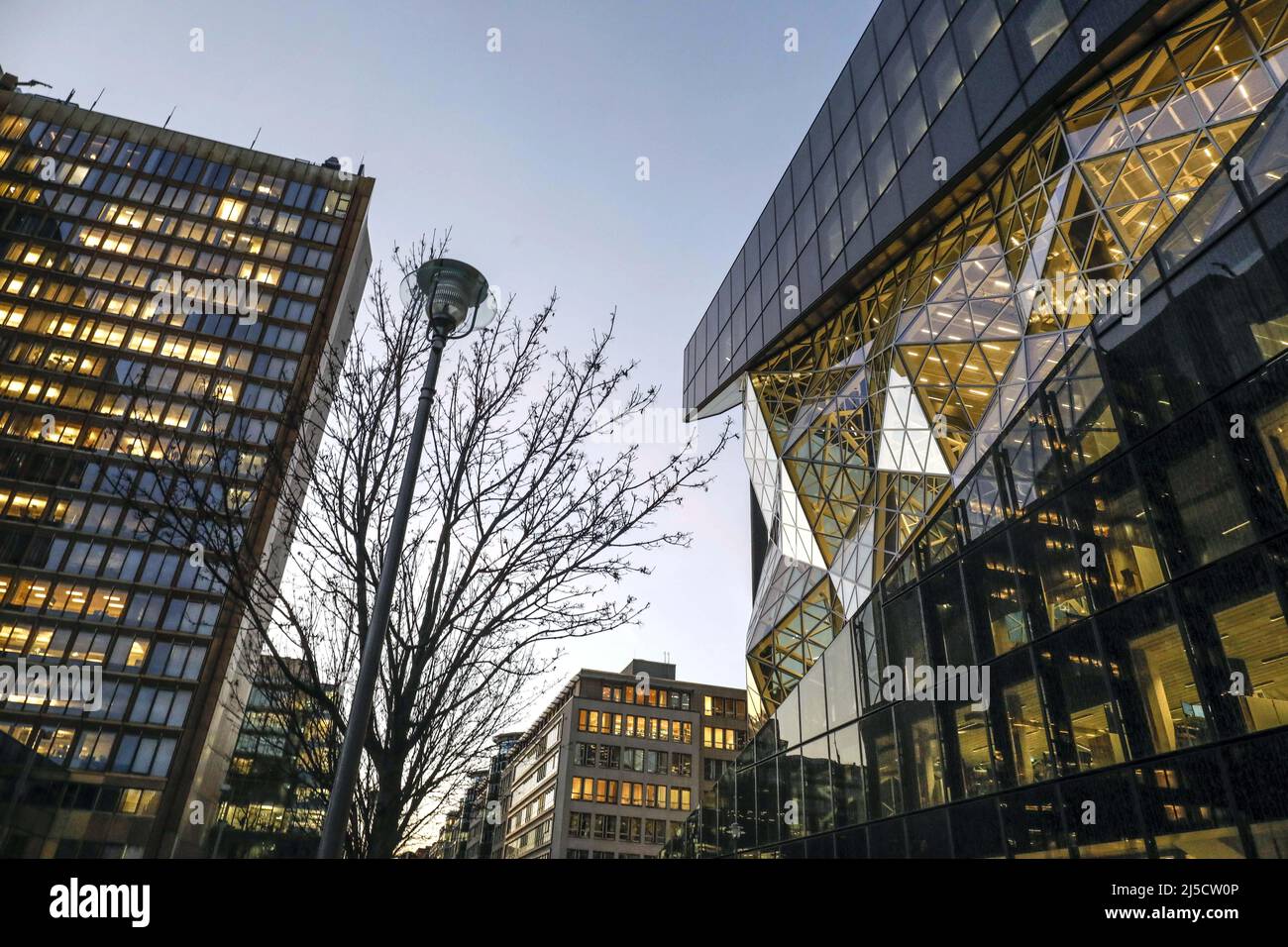 Berlino, DEU, 12/07/2020 - Axel Springer nuovo edificio, a destra, vecchia casa editrice sulla sinistra. [traduzione automatizzata] Foto Stock