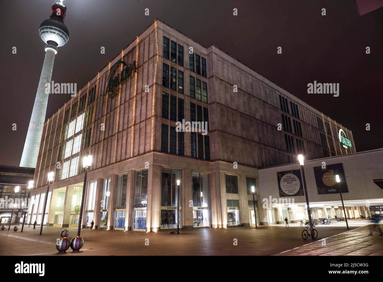 Berlino, DEU, 16.12.2020 - Lockdown, Germania si spegne. Alexanderplatz vuota alle 20:00, grandi magazzini chiusi. Il regolamento di blocco è inizialmente valido fino al 10 gennaio 2021. [traduzione automatizzata] Foto Stock