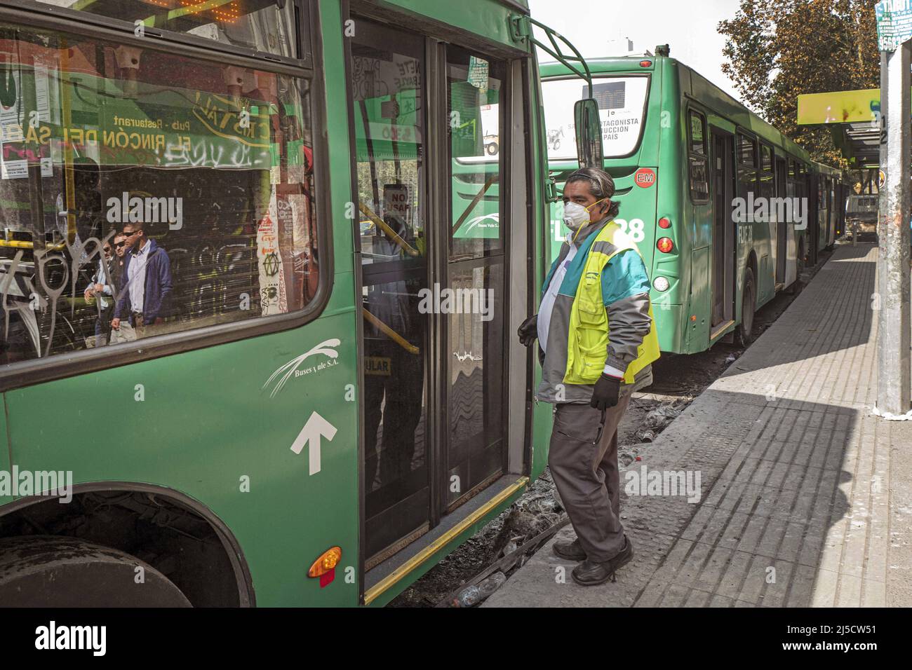 Cile, Santiago, 14 novembre 2019. Bus driver a Santiago il 14 novembre 2019. La maschera non ha nulla a che fare con Corona, ma con Traennengas. [traduzione automatizzata] Foto Stock