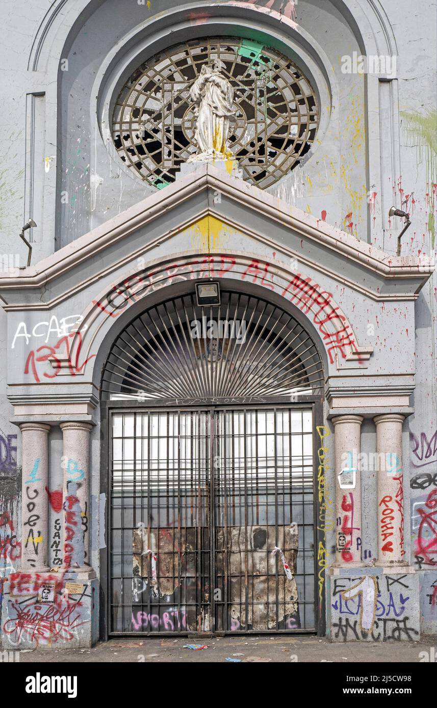 Cile, Santiago, 14 novembre 2019. graffiti e danni sulla facciata della Chiesa dell'Assunzione a Santiago il 14 novembre 2019. [traduzione automatizzata] Foto Stock