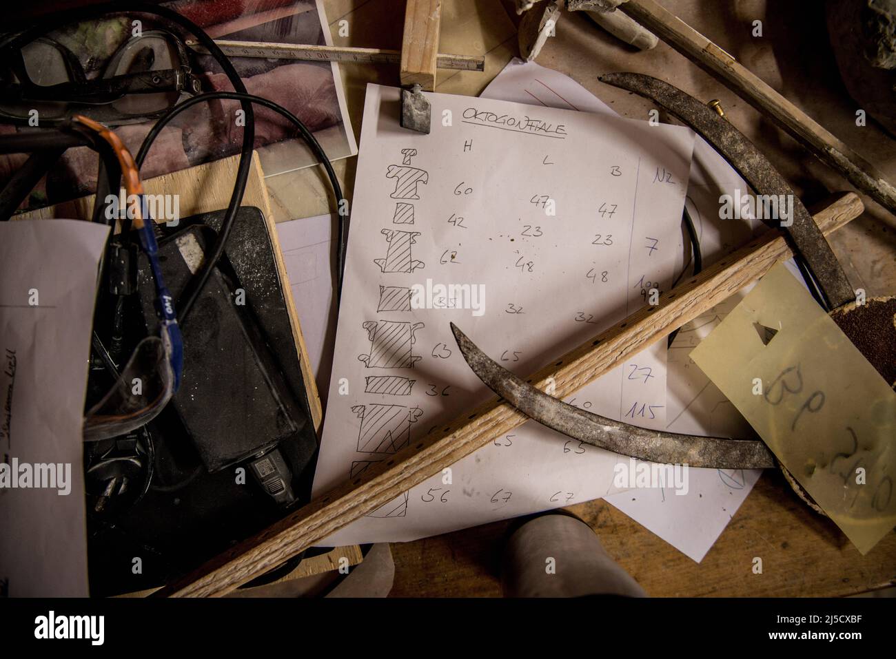 Tavolo da lavoro nell'edificio della cattedrale di Ratisbona. [traduzione automatizzata] Foto Stock