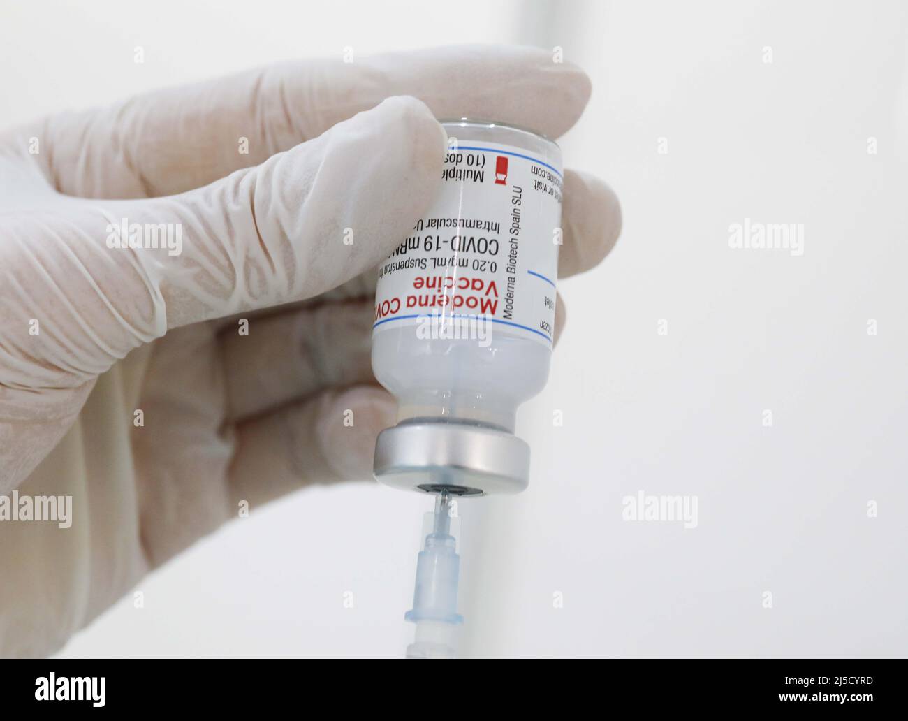 Brandenburg an der Havel, DEU, 28 gennaio 2021 - riempimento di una siringa con il vaccino Moderna Covid19. [traduzione automatizzata] Foto Stock